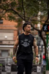 Musculosa negra de algodón elastizado con estampado de ángeles en el frente.