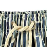 Short de baño azul con estampado de líneas verticales en tonos de azul y blanco. Tiene elástico en la cintura, cordón ajustable, tres bolsillos y mesh interior hipoalergénico.