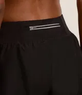 Bermuda deportiva de microfibra color blanco, corte runner con cintura elástica y forro interno.
