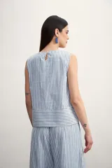 Blusa sin mangas con estampado a rayas verticales color verde y blanco.