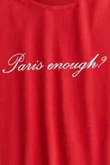 Remera roja de algodón con cuello redondo y estampado frontal con la frase "Paris enough?".
