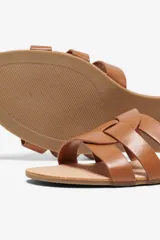 Sandalias bajas color marrón cuero, con tiras anchas cruzadas en el empeine.