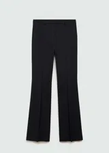 Pantalón de vestir negro acampanado, de tiro alto, con trabillas, bolsillos laterales y cierre oculto de botón, gancho y cremallera.