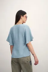 Camisa blanca de mangas cortas con botones.