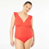 Traje de baño entero rojo con escote en V cruzado y volantes en los hombros.
