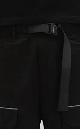 Bermuda negra de nylon y spandex, con calce relax-fit, cintura elástica con cordón de ajuste, bolsillos delanteros con fuelle y tejido Water Repellent.