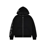 Campera con capucha y cierre frontal completo, color negro, con logo Trapstar en el pecho y estampado de letras en la manga izquierda.