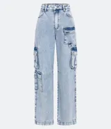 Pantalón recto de jeans celeste con cintura alta, bolsillos cargo laterales y detalle de aro metálico en la pierna.