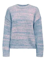 Sweater de punto celeste con detalles rosados, de corte holgado, cuello redondo y mangas largas.