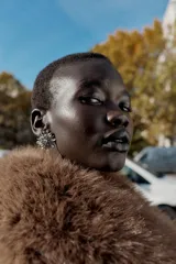 Par de aros metálicos plateados con forma de flor, con apliques de joyas de diferentes formas y tamaños. Cierre con tuerca y clip.