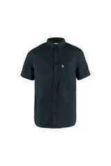 Camisa de manga corta azul marino con cuello abotonado, cierre frontal con botones, bolsillo en el pecho con logo bordado y ruedo redondeado.