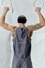 Short deportivo gris con estampado de mármol, con cintura elástica ajustable con cordón, bolsillos laterales con cierre y calza interior con bolsillo para celular.