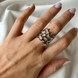 Anillo plateado con diseño de red irregular y tamaño regulable.