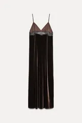 Vestido midi de terciopelo negro con escote pico y tirantes finos ajustables. Detalle de encaje en contraste en el escote.