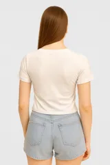 Top cropped de algodón color gris, al cuerpo y cuello redondo.