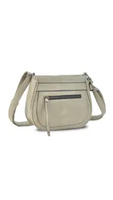 Bandolera color beige con correa larga regulable, bolsillo frontal con cierre y bolsillos internos.