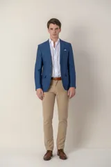 Saco de lino color beige, corte slim fit, con solapa de muesca, cierre de dos botones, bolsillo en el pecho y dos bolsillos delanteros con solapa. Medio forro.