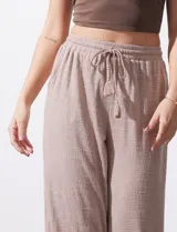 Pantalón wide leg color beige, marca Ninety. Con pretina ancha elastizada y lazo de ajuste.