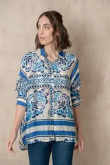 Camisa de manga corta con estampado en tonos azules y diseño gráfico.