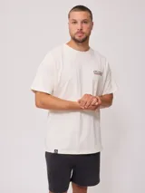 Remera de hombre color crudo con estampado en el frente y la espalda.