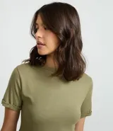Blusa de viscosa color verde, con cuello redondo y manga corta con detalle plegado.