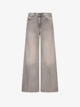 Pantalón de jean Diesel modelo 1978 D-Akemi, tiro medio, pierna ancha y largo. Denim gris lavado con efecto degradado y terminación de ruedo con detalle de encaje o puntilla deshilachada. Presenta cinco bolsillos y cierre frontal con botón y cremallera.