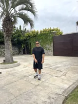 Conjunto negro tejido calado, compuesto por una remera de corte cuadrado y shorts.