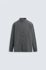 Camisa relaxed fit confeccionada en tejido de algodón con origen italiano. Cuello solapa y manga larga acaba en puño con botón. Bajo con aberturas laterales. Cierre frontal de botonadura. Colección especial Origins.
