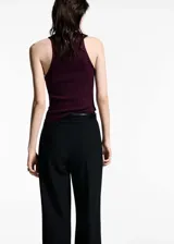 Top negro de tejido de punto fino con lúrex, cuello halter y diseño entallado.
