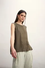 Blusa color verde militar, sin mangas y de corte recto.