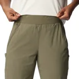 Pantalón jogger color marrón, con cintura elástica, bolsillos laterales y puños elásticos.