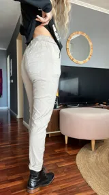 Pantalón de vestir color beige, de corte recto, con bolsillos laterales y traseros. Se ajusta a la cintura con cordón.