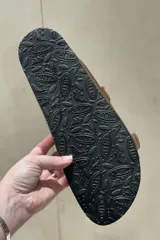 Sandalias blancas de cuero con doble tira y hebillas metálicas ajustables. Suela anatómica de corcho y goma.