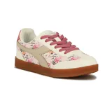 Championes casuales para mujer, modelo Bamtelo PU de Diadora. Diseño de corte bajo con paneles de cuero sintético color crema y paneles centrales con estampado floral en tonos rosados, beige y verde. Cordones de color rosa fuerte y suela de goma color caramelo.