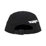 Gorro tipo camp cap color negro con logo de la marca Supreme en etiqueta blanca cosida en el frente. Tiene ojales metálicos en los laterales.