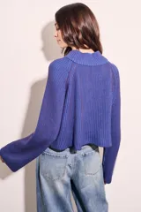 Sweater azul de tejido de punto acanalado, con cuello polo y cierre frontal parcial.
