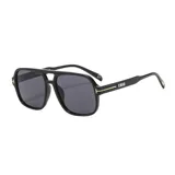 Lentes de sol unisex con marco cuadrado negro y lentes grises.