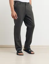 Pantalón de vestir verde oscuro, de corte recto y tiro medio.