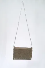 Bandolera color gris topo con correa de cadena plateada y detalle de costuras en los bordes.