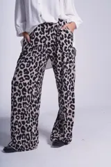 Pantalón de lanilla soft con estampado animal print, corte palazzo y cintura elastizada.