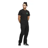 Remera negra de corte clásico con logo Adidas Skateboarding y estampado de trébol con flores en el pecho.