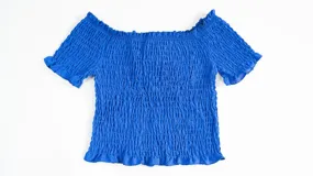 Top elastizado color verde militar, con mangas cortas y hombros descubiertos.