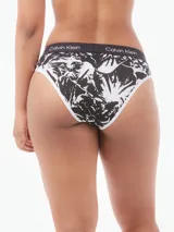 Bombacha de bikini corte clásico, con estampado abstracto en blanco y negro, y cintura elástica negra con logo de Calvin Klein.