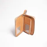 Billetera de cuero color marrón con cierre de cremallera y correa de mano. Cuenta con múltiples compartimentos para tarjetas, billetes y monedas, y espacio para un celular. Marca Loria Studio, hecha a mano en Uruguay.