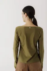 Remera verde oliva de manga larga con escote bote y corte ajustado.