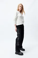 Pantalón negro de corte recto con bordado boho en ambos laterales.