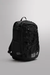 Mochila negra de tejido técnico con compartimento principal con cierre de cremallera, dos bolsillos planos interiores, compartimento frontal con cierre de cremallera y bolsillo interior con cierre adherente, dos bolsillos laterales ajustables con banda elástica, parte posterior acolchada, asa de mano y dos asas de hombro ajustables con cinta y hebilla de liberación rápida.