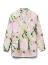 Blazer oversize con estampado floral en tonos rosa, verde y beige. Tiene doble botonadura, solapa clásica, bolsillos delanteros y forro interior.