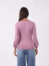 Remera de manga larga color gris oscuro, con cuello redondo y corte ajustado.