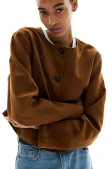 Chaqueta marrón de tejido suave con acabado cepillado, cuello redondo, cierre de botones adelante y bolsillos parche delanteros.